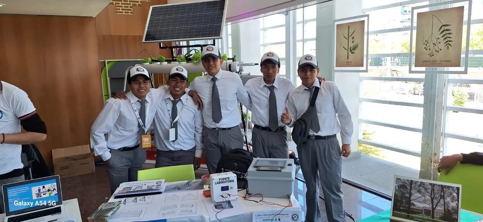 Alumnos junto al cultivo hidropónico inteligente en la exposición de INNOVAR