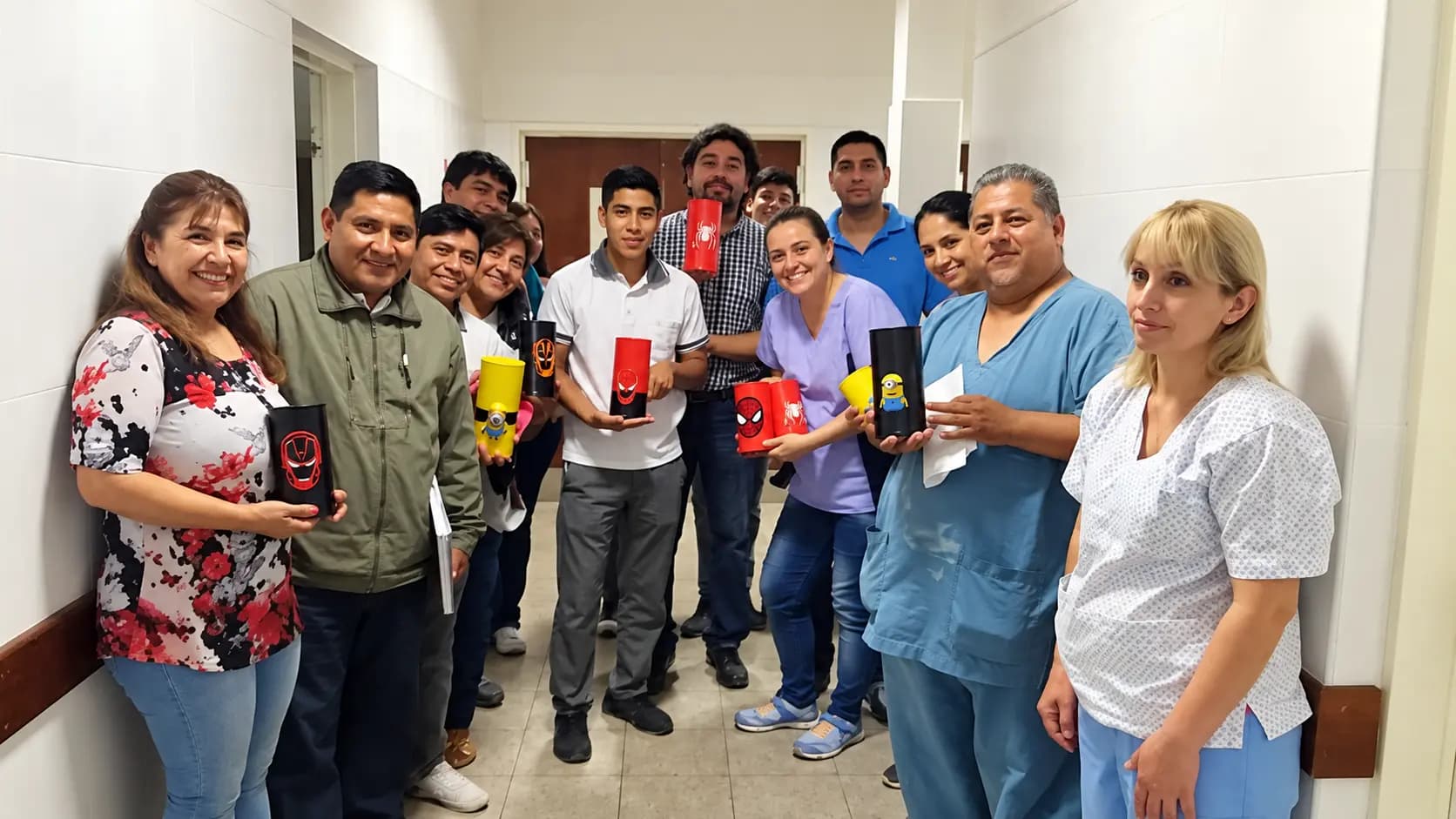 Alumnos, docentes y personal de pediatría del Hospital de Orán con los portasueros decorados con superhéroes