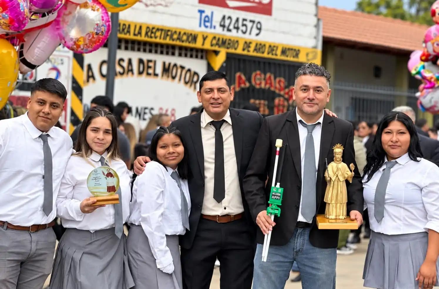 Alumnos y docentes con el bastón inteligente y los trofeos del Premio San Ramón